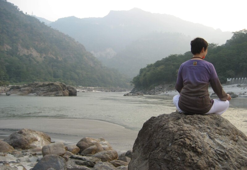 ガンジス河にてヨガ瞑想