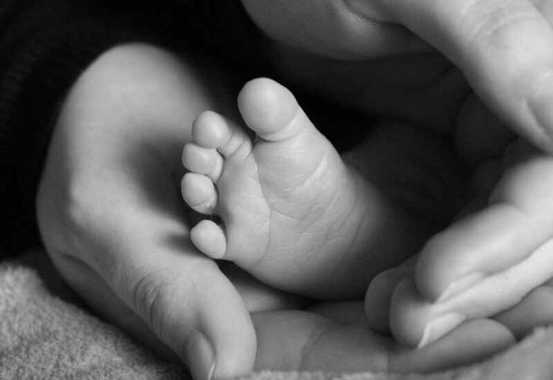 助産師　赤ちゃんの足
